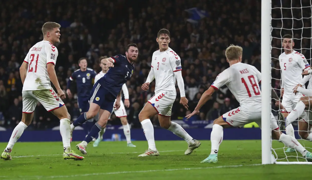 Pemain Skotlandia John Souttar (kedua kiri) mencetak gol ke gawang Denmark pada pertandingan sepak bola kualifikasi Grup F Piala Dunia 2022 di Stadion Hampden Park, Glasgow, Skotlandia, 15 November 2021. Skotlandia menaklukkan Denmark 2-0. (AP Photo/Scott Heppell)