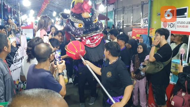 Barongsai 'Gie Say' menghibur pengunjung bazar di Kota Sukabumi (Liputan6.com/Fira Syahrin).