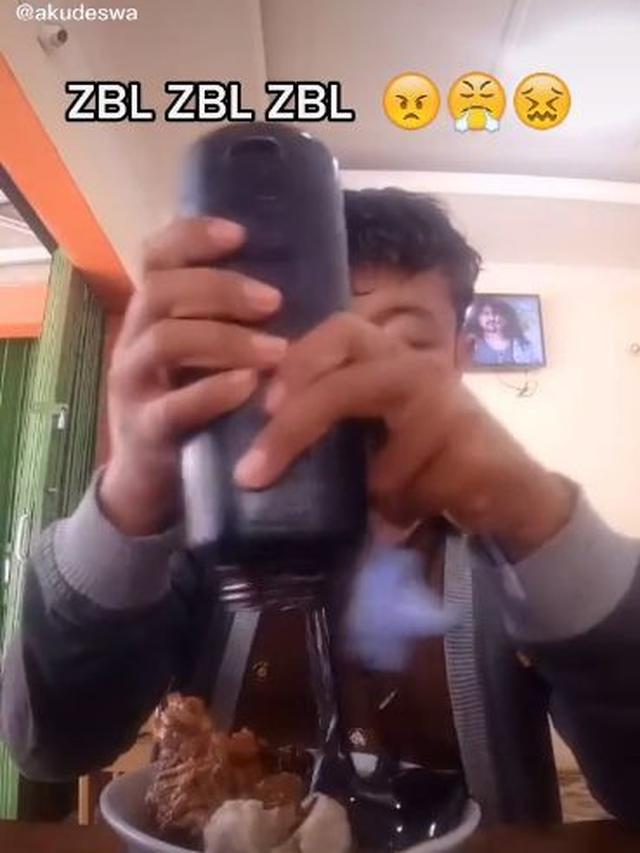 6 Momen Apes Ketumpahan Kecap saat Makan Ini Bikin Elus Dada