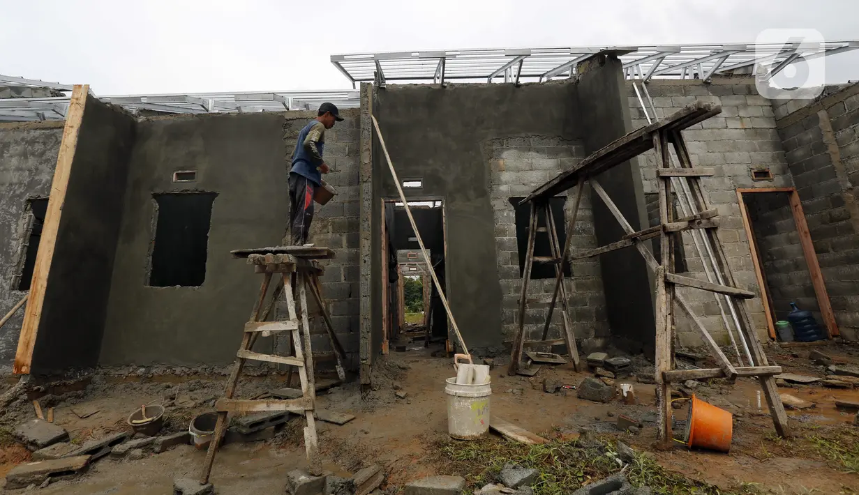 Pekerja menyelesaikan pembangunan rumah di kawasan perumahan subsidi, Rajeg, Tangerang, Banten, Kamis (11/2/2021). Bank BTN dan Kementerian PUPR memberikan program penyaluran skema Kredit Pemilikan Rumah Bantuan Pembiayaan Perumahan Berbasis Tabungan. (Liputan6.com/Angga Yuniar)