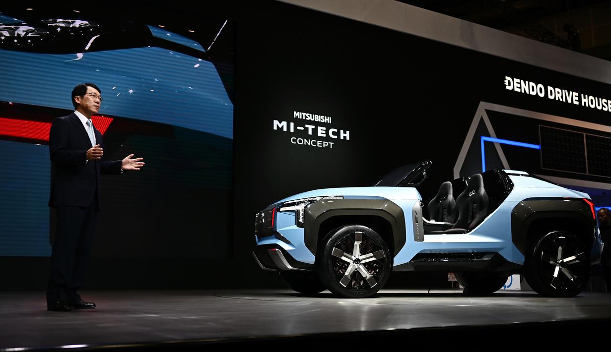 CEO Mitsubishi Takao Kato menyampaikan pidato dekat mobil konsep Mi-Tech selama Tokyo Motor Show di Tokyo, Jepang, Jumat (25/10/2019). (TRIBALLEAU CHARLY/AFP)