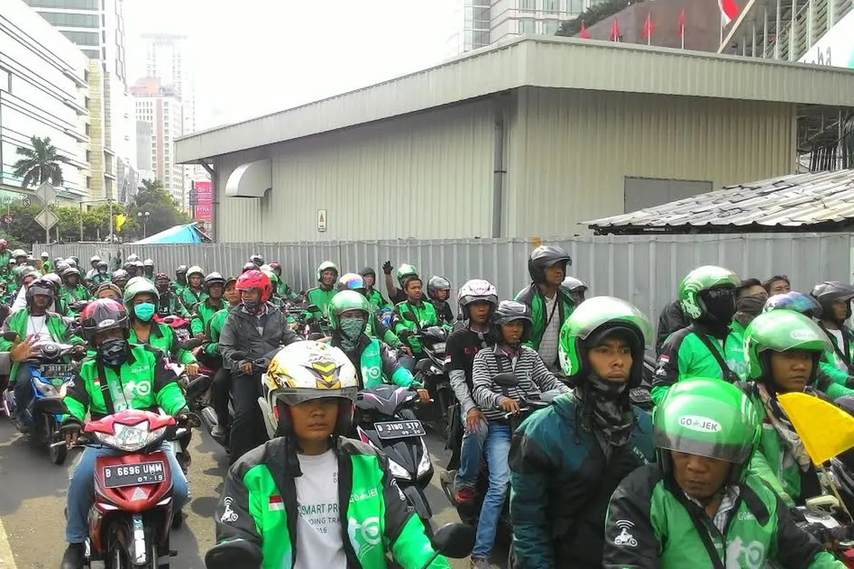 Pengemudi Gojek melintas di Bundaran HI
