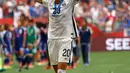 Abby Wambach mengibarkan bendera nasional negaranya  merayakan usai memenangkan gelar juara Piala Dunia wanita 2015 di BC Place, Kanada, Senin (6/7/2015). Amerika berhasil mengalahkan Jepang dengan skor 5-2.  (Reuters/Michael Chow)