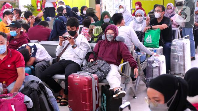FOTO: Pemudik Mulai Padati Stasiun Gambir