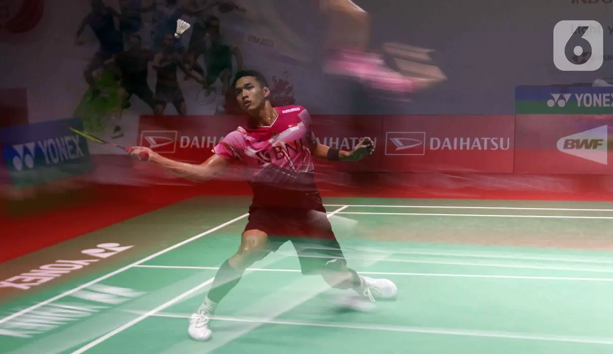 Pebulu tangkis tunggal putra Indonesia Jonatan Christie saat bertanding melawan sesama pebulu tangkis tunggal putra Indonesia Shesar Hiren Rhustaviti pada babak 16 besar turnamen Daihatsu Indonesia Masters 2023 di Istora Senayan, Jakarta, Kamis (26/1/2023). Jonatan Christie menang atas Shesar Hiren Rhustavito dengan skor 21-16 dan 21-15. (Liputan6.com/Herman Zakharia)