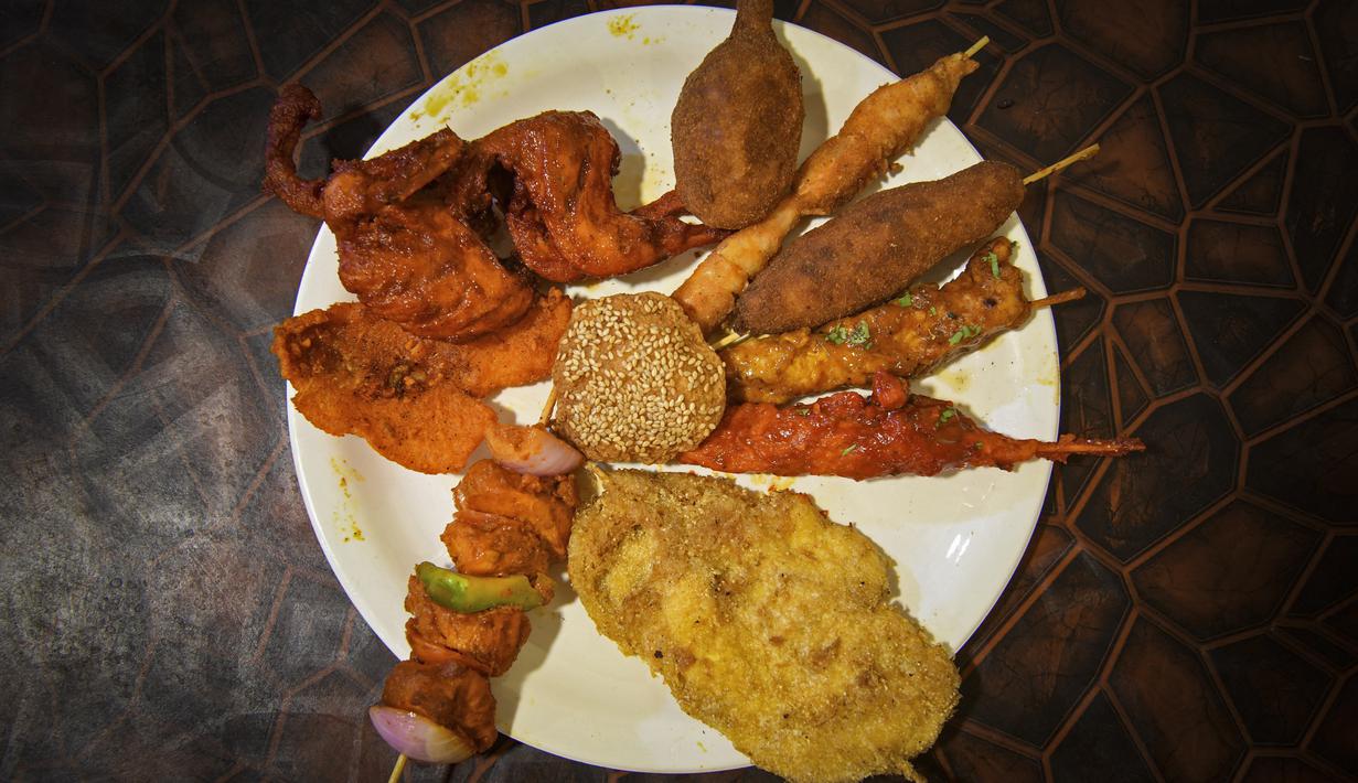 Dalam gambar pada 3 April 2022, piring dengan makanan tradisional untuk umat Muslim untuk berbuka puasa pada hari pertama bulan suci Ramadhan di Bangalore, India. Masjid dan jalan-jalan pasar penuh dengan keramaian malam, tergoda oleh aroma manisan manis untuk berbuka puasa. (Manjunath Kiran / AFP)