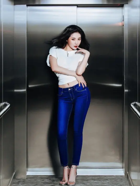 Tak hanya di video klip saja, HyunA juga kerap mengekspos kemolekan tubuhnya pada pemotretan majalah fashion. (foto: allkpop.com)