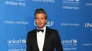 Ya, David Beckham memang selalu menjadi sosok yang lebih ramah dibandingkan istrinya, Victoria. Ia selalu menebar senyum khasnya kepada semua orang dan menyapa. (AFP/Bintang.com)
