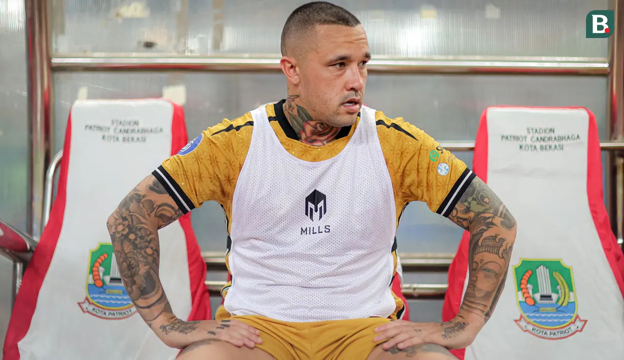 <p>Pemain Bhayangkara FC, Radja Nainggolan duduk di bangku cadangan pada laga lanjutan BRI Liga 1 2023/2024 antara Bhayangkara FC melawan Persita Tangerang di Stadion Patriot Candrabhaga, Bekasi, Minggu (17/12/2023). (Bola.com/Bagaskara Lazuardi)</p>