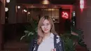 Tampil dengan kemeja dan celana putih serta outer hitam, gaya selebgram yang sering dipanggil cici ini bisa jadi inspirasi OOTD sehari-hari. Pakai kacamata bulat gaya klasik menambah pesonanya semakin manis. (Liputan6.com/IG/@jessicajane99)