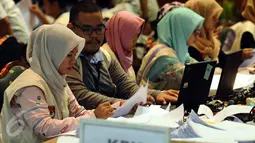 Petugas memeriksa data hasil penghitungan suara Pilkada DKI Jakarta putaran kedua dari formulir C1 di Auditorium Bina Karna, Kamis (20/4). Formulir C1 dari total 13.034 TPS di Jakarta akan di-scan dan diverifikasi. (Liputan6.com/Helmi Fithriansyah)