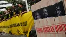 Sebuah poster bertuliskan 'Tanpa Jaminan Hidup' saat aksi protes di depan Kemenaker, Jakarta, Jumat (9/12). Sejumlah aktivis mendesak Pemerintah memperbaiki kebijakan penempatan buruh migran anak buah kapal asing di luar negeri (Liputan6.com/Helmi Afandi)