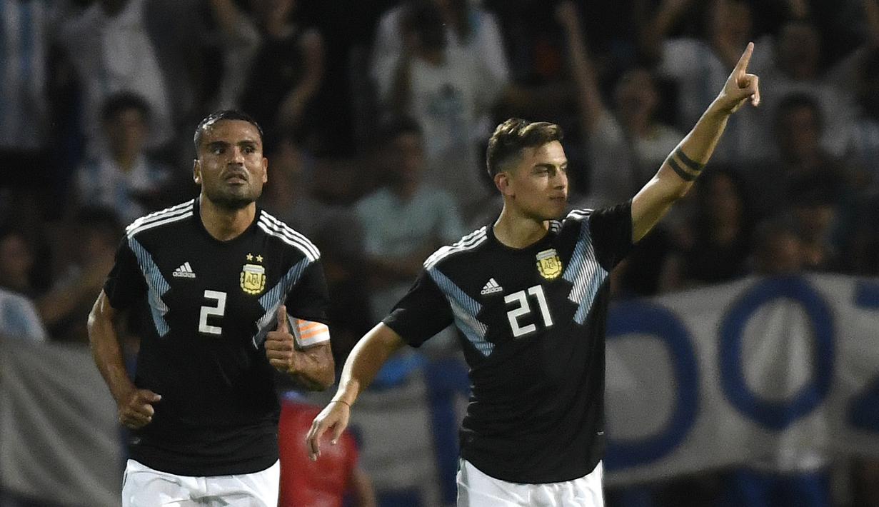 Selebrasi Paolo Dybala usai mencetak gol kedua timnas Argentina ke gawang Meksiko Meksiko pada laga persahabatan yang berlangsung di stadion Malvinas, Rabu (21/11). Argentina menang 2-0 atas Meksiko (AFP/Andres Larrovere)