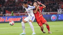 Kapten tim Arema FC, Hansamu Yama Pranata (kiri) berebut bola dengan gelandang serang Persija, Witan Sulaeman saat pertandingan pekan ke-20 BRI Super League 2025/2026 di Stadion Utama Gelora Bung Karno, Jakarta, Minggu (8/2/2026). Menjamu Arema FC, Macan Kemayoran tumbang. (Bola.com/ Abdul Aziz)