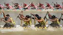 Dengan dayung dan perahu berwarna-warni, para pendayung memadati perahu-perahu panjang. (Wahyudi/AFP)