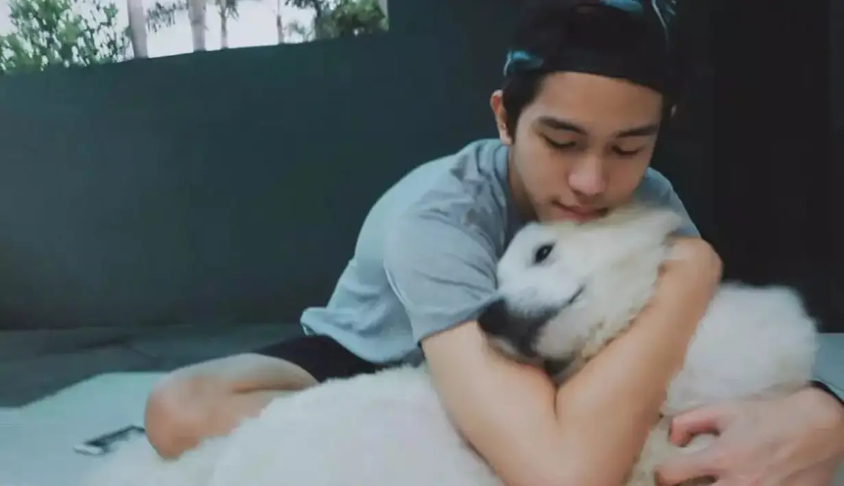 Foto masa remaja Julian Jacob ini banjir komentar dari netizen. Banyak yang gagal fokus melihat foto remaja suami Mirriam Eka yang terlihat tampan. Berbagai pujian pun mengalir dari netizen untuk foto ABG dari Julian Jacob. (Liputan6.com/IG/julianjacs)