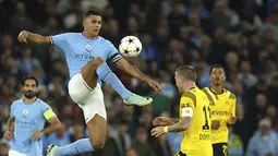 Gelandang Manchester City Rodrigo berusaha merebut bola dari penyerang Borussia Dortmund Marco Reus pada laga kedua Grup G Liga Champions di Etihad Stadium, Manchester, Kamis (15/9/2022) dini hari WIB. Menjamu Borussia Dortmund di matchday kedua Liga Champions, Manchester City menang dramatis 2-1 setelah sempat tertinggal lebih dulu. (AP Photo/Dave Thompson)