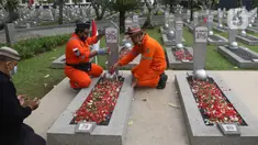 Warga menabur bunga saat berziarah di Taman Makam Pahlawan (TMP) Kalibata, Jakarta, Rabu (10/11/2021). Ziarah tersebut dilakukan untuk mengingat jasa para pahlawan dan sebagai upaya memperingati Hari Pahlawan yang diperingati setiap tanggal 10 November. (Liputan6.com/Herman Zakharia)