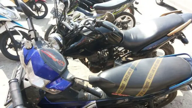 Motor Parkir di Tempat Terbuka