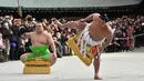 Yokozuna Hakuho (kedua kiri) melakukan gerakan ritual tahunan di Tokyo, Jepang, (7/1). Acara ini dibuat agar olahraga nasional Jepang seperti sumo semakin mendunia. (AFP PHOTO / KAZUHIRO NOGI)