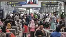 <p>Calon penumpang kereta api (KA) jarak jauh saat memadati Stasiun Pasar Senen, Jakarta, Kamis (22/12/2022). PT KAI mencatat per Kamis 22 Desember 2022 terdapat sekitar 13 ribu penumpang berangkat dari Stasiun Gambir dengan layanan operasional 34 perjalanan KA. Untuk Stasiun Pasar Senen terdapat sekitar 16 ribu penumpang berangkat dengan layanan operasional 32 perjalanan KA. (merdeka.com/Iqbal S. Nugroho)</p>