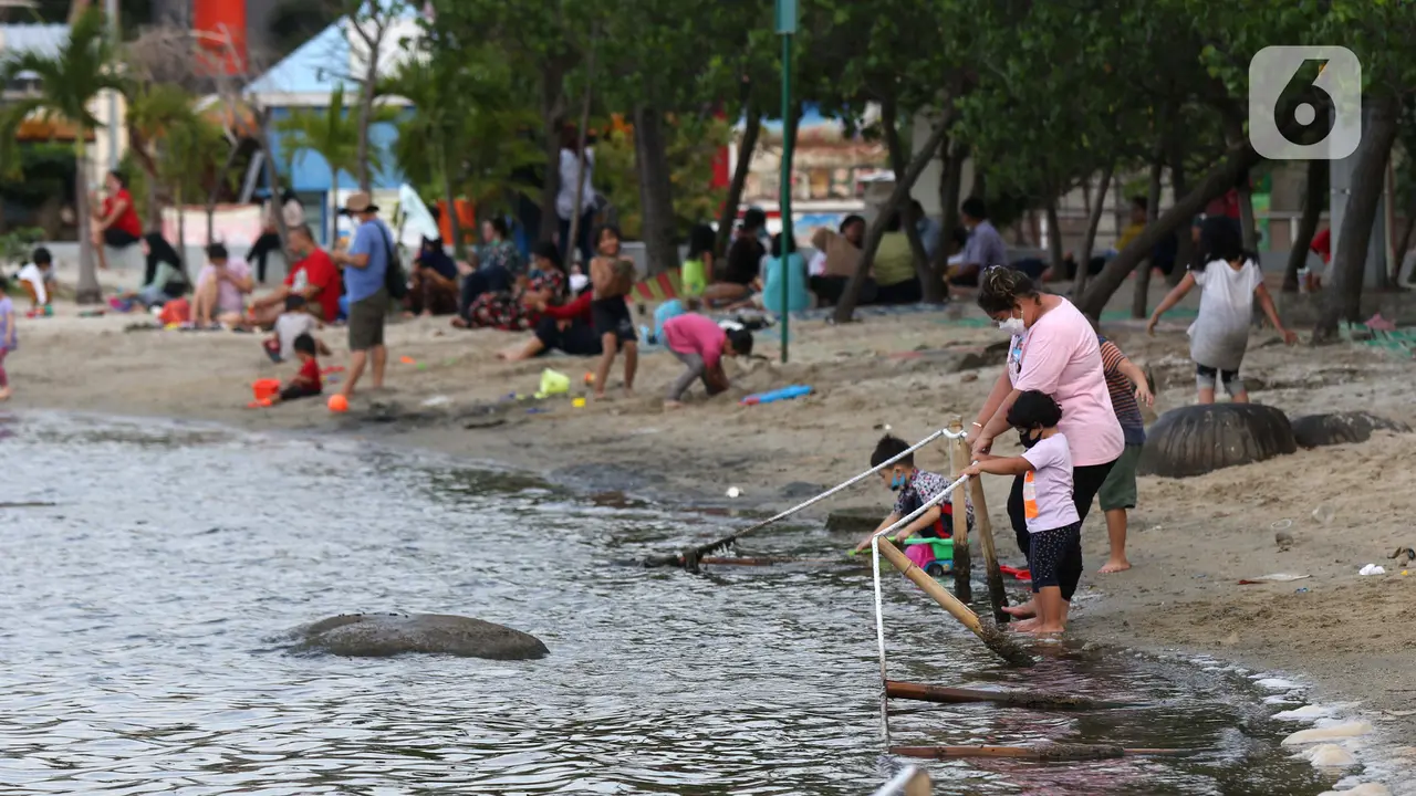 FOTO: Wisatawan Kunjungi Kawasan Wisata Pantai Ancol