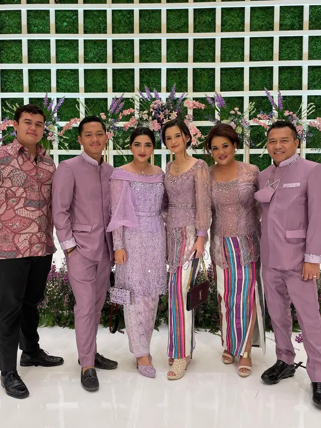 8 Potret Sarah Menzel Pakai Busana Senada dengan Keluarga Azriel Hermansyah