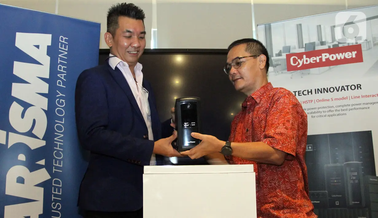 (ki-ka) President Director PT Harrisma Informatika Jaya, Yansen Setiawan berbincang dengan Country Manager Indonesia CyberPower System, Adhy Wijaya pada kerjasama kemitraan untuk memenuhi kebutuhan UPS di Indonesia, Jakarta (26/1/2022). (Liputan6.com/HO/Ading)