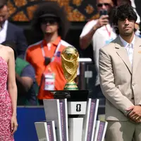 Aktris sekaligus model Jung Ho Yeon bawakan tropi Piala Dunia dalam balutan dress pink ((Photo by David Ramos / GETTY IMAGES NORTH AMERICA / Getty Images via AFP)