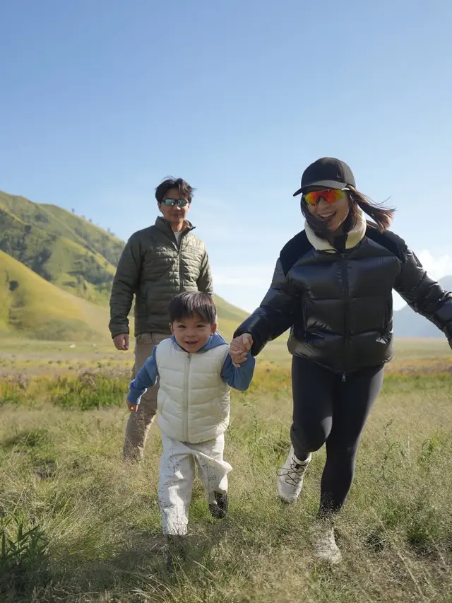 Nikita Willy Liburan di Bromo bersama suami dan anaknya dengan gaya musim dingin. [@nikitawillyofficial94]