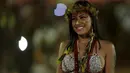 Seorang wanita adat atau pribumi berpose saat mengikuti parade Kecantikan Adat Internasional dalam Olimpiade bagi masyarakat adat dunia di, Palmas, Brasil, Sabtu (24/10/2015).  Kejuaraan ini digelar 18-27 September nanti. (REUTERS/Ueslei Marcelino)