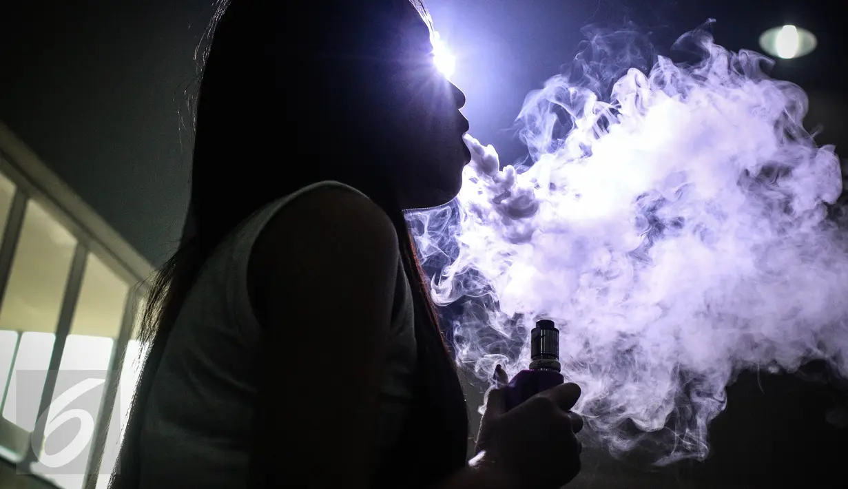 Pecinta Vape atau rokok elektrik sedang mencoba keunggulan alat dan rasa liquid di stand Vape Fair 2016 di Ecovention Hall Ancol, Jakarta, Minggu (27/11). (Liputan6.com/Faizal Fanani)