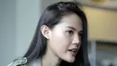 Terlihat begitu cantik ketika Della Datryan dipotret wajahnya. Wajahnya terlihat begitu menawan dengan rambut lurus yang tergerai. Mata Della sangat indah, dengan dipadukan hidung mancung yang membuat siapa saja akan jatuh hati pada Della.  (KapanLagi.com/Muhammad Akrom Sukarya)