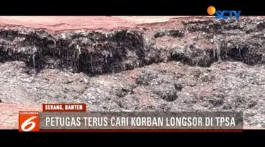 Tim Basarnas terus mencari dua korban yang tertimbun longsor di TPSA Cilowong, Serang, Banten. Longsor yang mencapai 15 meter itu membuat tim harus menggunakan alat berat untuk mengevakuasi.