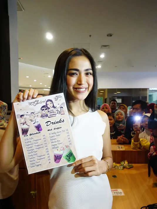 "Bisnis yang aku geluti sih simple. Aku belajar banyak dari bisnis yang aku jalanin saat ini. Aku jadi tau bagaimana mengelola keuangan untuk keperluan bisnis aku sendiri," ujar pemeran film Dealova. (Nurwahyunan/Bintang.com)