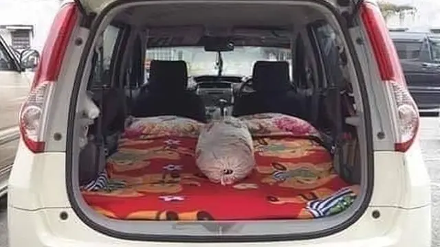 Mobil Diubah Jadi Tempat Tidur