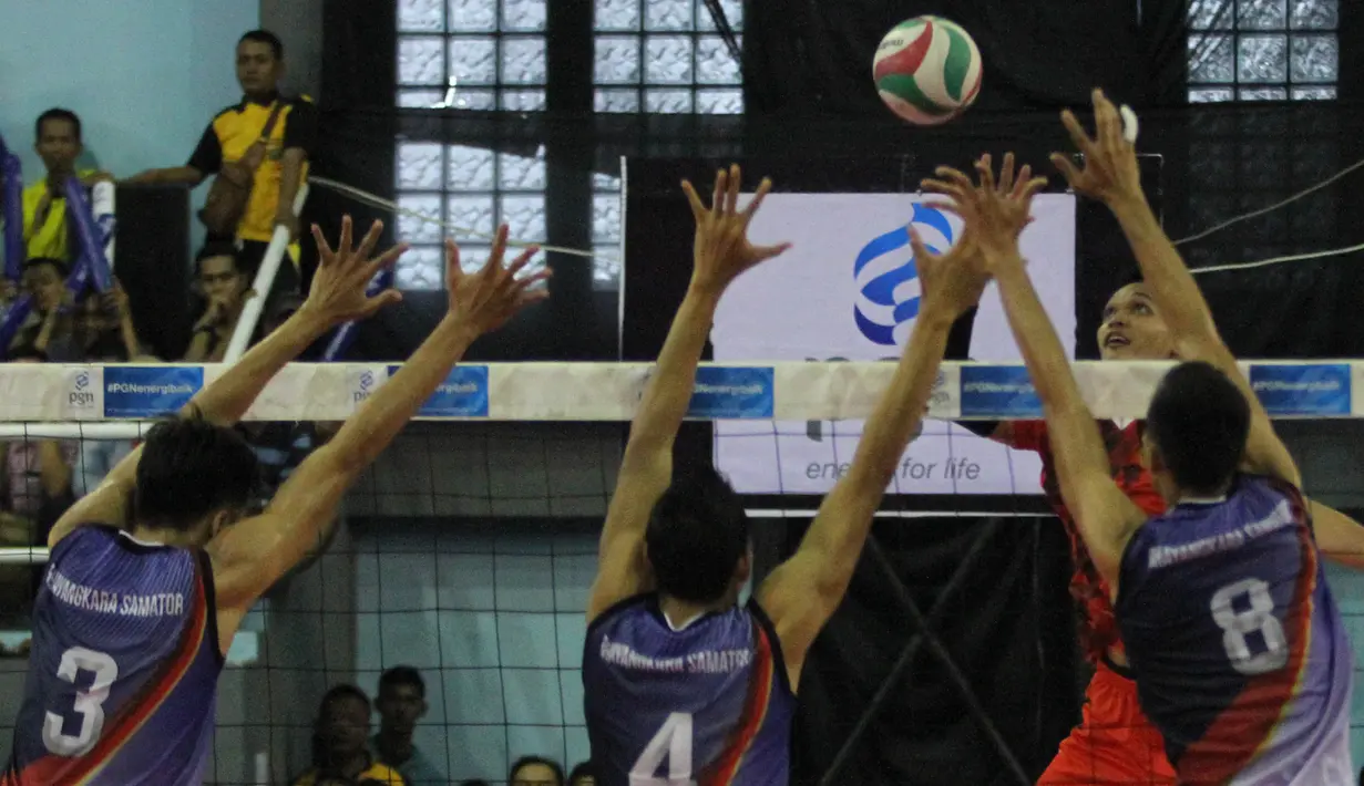 Pevoli Bhayangkara Samator melakukan block saat melawan TNI AU pada laga final Livoli 2017 di GOR Dimyati, Tangerang, Sabtu (9/12/2017). Bhayangkara menang 3-1 atas TNI AU. (Bola.com/Vitalis Yogi Trisna)