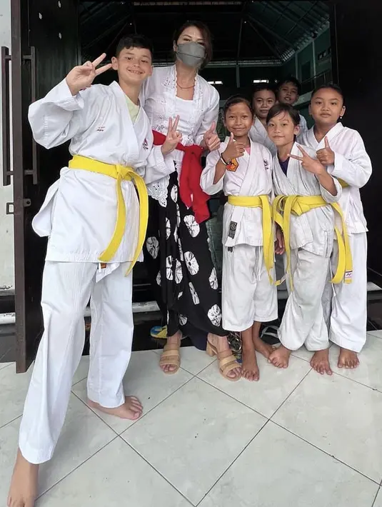 <p>Tak hanya saat menjaga warung makannya, Tamara pun tampil mengenakan kebaya putih dipadukan kain hitam putih saat menghadiri kegiatan sang anak. @tamarableszynskiofficial</p>