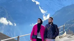 Tak hanya di kereta, pasangan yang menikah pada 17 November 2013 ini juga menikmati suasana pegunungan. (Foto: Instagram/@shireensungkar)
