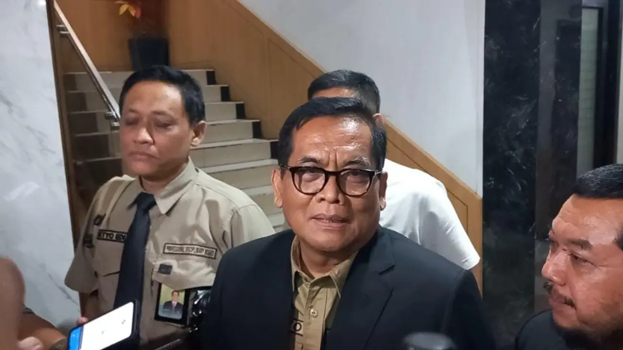 Ketua Majelis Disiplin Profesi Konsil Kesehatan RI Sundoyo, memberikan penjelasan bagi wartawan, di Mapolres Garut, Rabu (16/4/2025) petang. (Liputan6.com/Jayadi Supriadin)