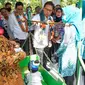 Menteri Kesehatan RI Budi Gunadi Sadikin meninjau pelaksanaan Posyandu Kembang Sepatu di Dusun Bulu Lampoko, Desa Lampoko, Kecamatan Balusu, Kabupaten Barru, Provinsi Sulawesi Selatan pada Rabu, 8 Maret 2023. (Dok Kementerian Kesehatan RI)