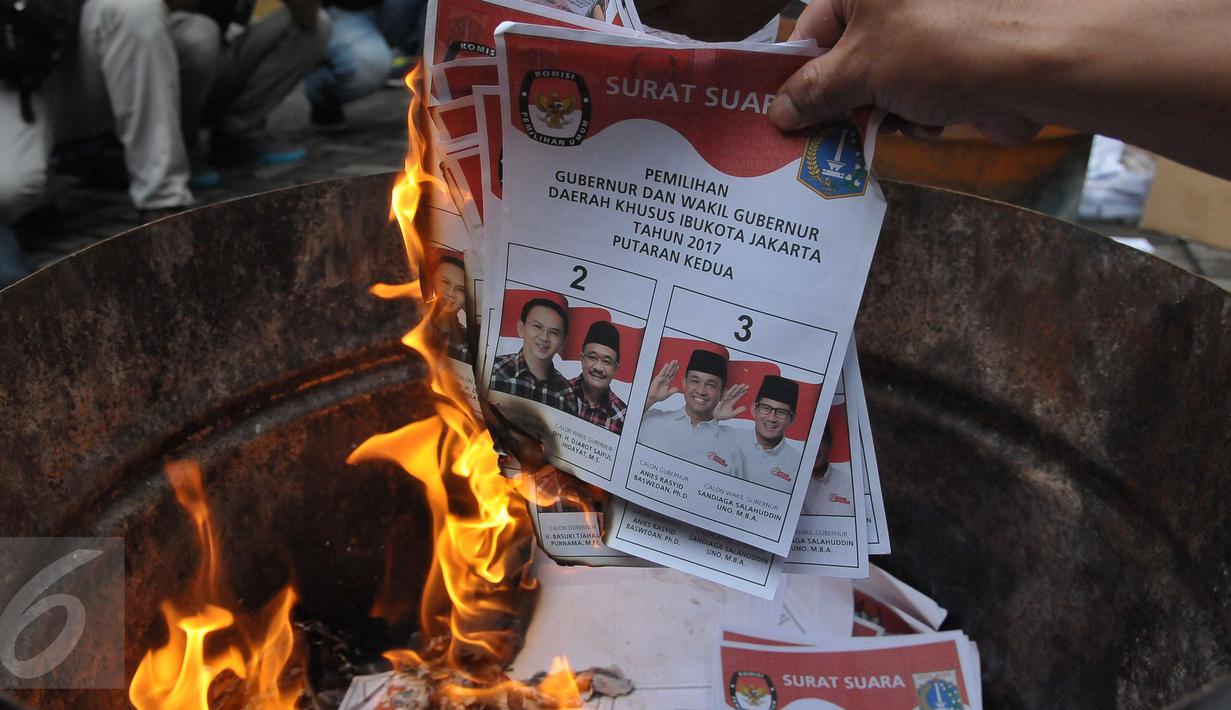 KPU DKI Jakarta memusnahkan surat suara, Jakarta, Selasa (18/4). Surat suara sebanyak 6.943 tersebut dimusnahkan karena rusak dan yang berlebihan. (Liputan6.com/Helmi Afandi)