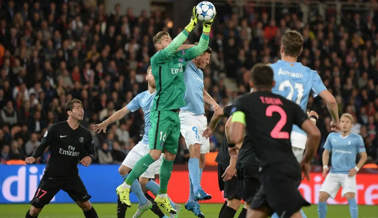 Kiper PSG, Kevin Trapp, mengamankan gawangnya dari serangan pemain Malmo dalam laga Grup A Liga Champions di Stadion Parc des Princes, Paris, Prancis (15/9/2015). (AFP Photo/Jean-Sebastien Evrard)