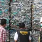 Petugas Bea Cukai serta polisi menunjukkan kontainer berisi sampah plastik di Tanjung Priok, Jakarta, Rabu (18/9/2019). Bea Cukai bekerja sama dengan KLHK dan kepolisian memulangkan sembilan kontainer berisi 135 ton sampah plastik impor bercampur limbah B3 asal Australia. (Liputan6.com/Angga Yuniar)