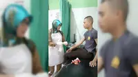 Warga Dadap, Kecamatan Kosambi, Kabupaten Tangerang, Banten melawan saat petugas mendatangi kawasan lokalisasi itu. (Pramita Tristiawati/Liputan6.com)