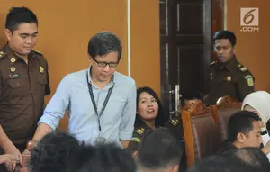 Akademisi Rocky Gerung menyapa saat hadir menjadi saksi pada persidangan Ratna Sarumpaet di PN Jakarta Selatan, Selasa (23/4). Rocky Gerung menjadi salah satu saksi yang dihadirkan oleh Jaksa Penuntut Umum di persidangan kasus berita bohong Ratna Sarumpaet. (Liputan6.com/Herman Zakharia)