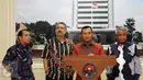 Anggota tim transisi, Lodewijk Freidrich Paulus (kedua kanan) menjawab pertanyaan wartawan usai melakukan pertemuan dengan Ketua Umum PSSI periode 2011-2015, Djohar Arifin di Kemenpora, Jakarta, Selasa (23/6/2015). (Liputan6.com/Helmi Fithriansyah)