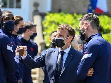 Ditemani oleh kapten tim, Hugo Lloris, Emmanuel Macron menghampiri satu demi satu pemain timnas Prancis. Salah satunya adalah gelandang Manchester United, Paul Pogba. (Foto: AFP/Pool/Franck Fife)