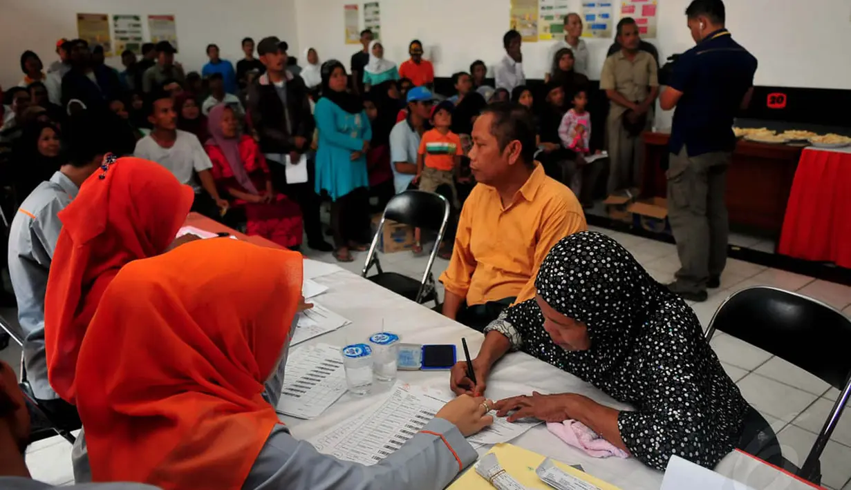 Suasana pencairan dana Program Simpanan Keluarga Sejahtera (PSKS) di Kantor Pos Rawamangun, Jakarta, Rabu (19/11/2014). (Liputan6.com/Johan Tallo)