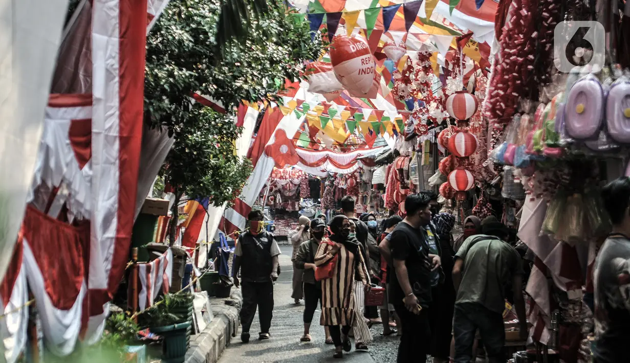 Pengunjung memilih pernak-pernik Hari Kemerdekaan di Pasar Jatinegara, Jakarta, Minggu (2/8/2020). Menjelang perayaan HUT ke-75 Republik Indonesia, Pasar Jatinegara mulai dipadati warga yang ingin mencari beragam pernak-pernik hiasan kemerdekaan. (merdeka.com/Iqbal Nugroho)